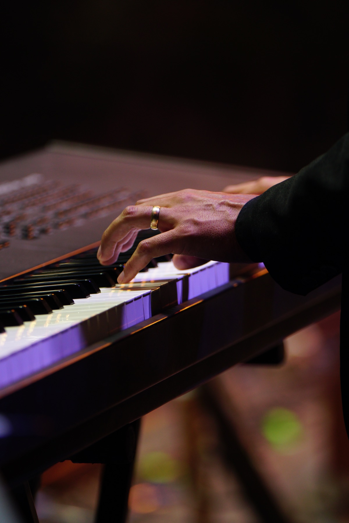 Pianista interpretando durante el espectáculo